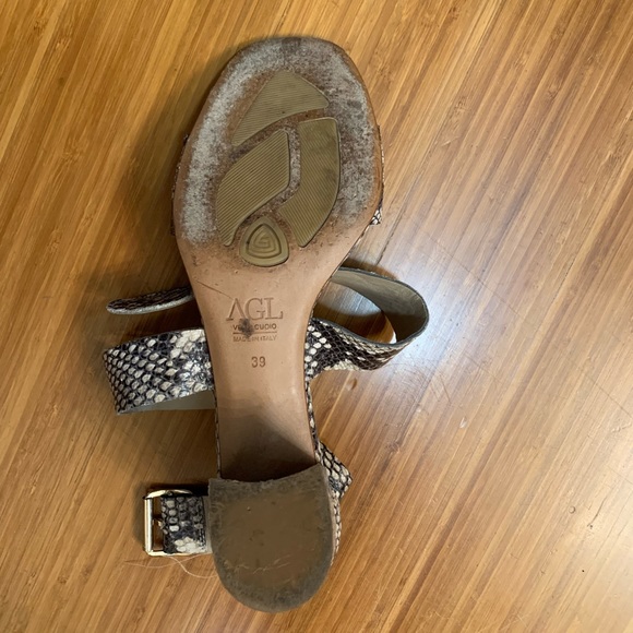 Beautiful Python print leather sandals. Very elegant and comfy. - Picture 5 of 8